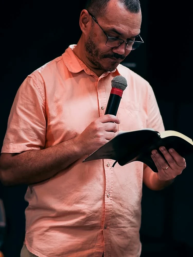Pastor Flávio ministrando a palavra na CBM